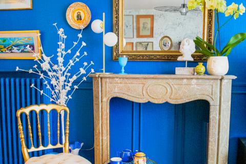 Salon bleu d'un appartement T4 breton de style haussmannien 