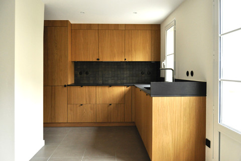 Appartement comtemporain avec une cuisine en bois