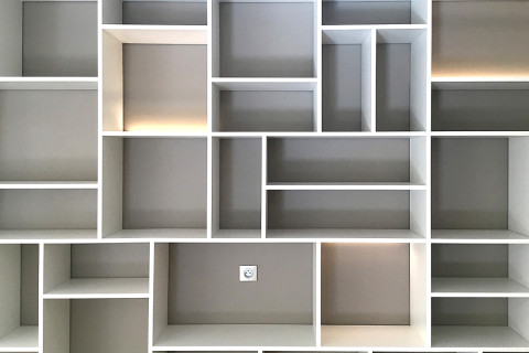 Bibliotheque contempoarine dans le sejour d'un appartement