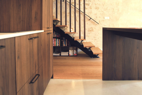 bibliothèque sous escalier