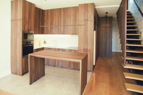 Cuisine en noyer sublimée par le dekton