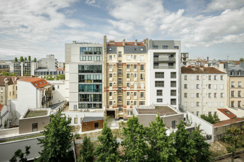 Un peu de hauteur côté cour, où se dressent les 3 façades.
