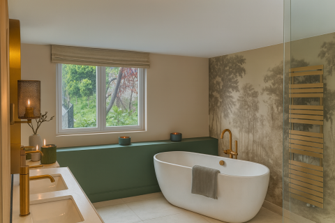 Salle de bain moderne - baignoire maison rénovée à Mandelieu