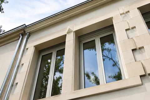 Détail de modénatures de pierre - fenêtres bois - volets alu