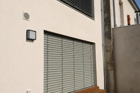 Vue de la façade jardin - larges baies à contrôle solaire