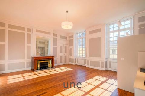 Vue d'un appartement restauré - étage noble sur jardin