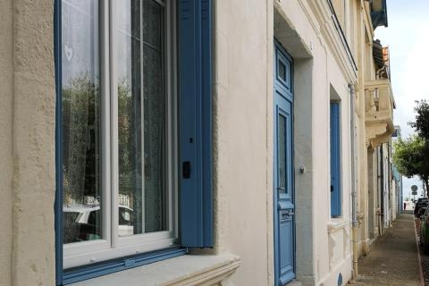 Façade sur rue restaurée - réunion de deux halls en un