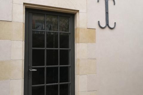 Vue porte et fenêtre ouverte dans la maçonnerie confortée