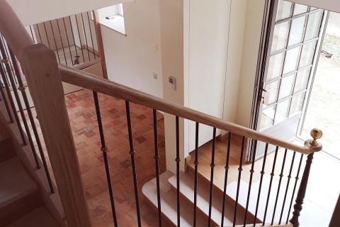 Vue intérieure - escalier à triple volée reliant les niveaux
