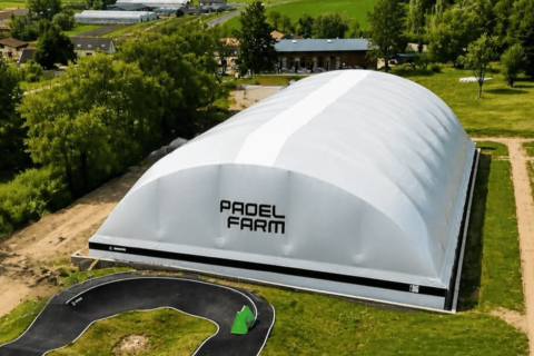 Vue extérieure du complexe Padel La Fam