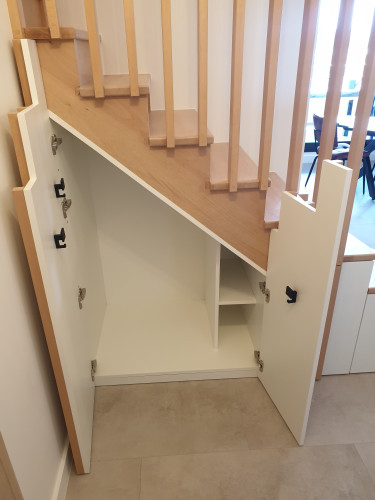 AGENCEMENT SOUS ESCALIER BOIS