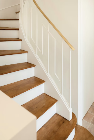 Un escalier existant sublimé par le contraste bois/blanc