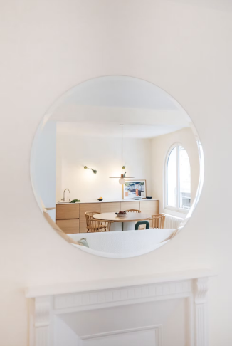 Le miroir comme écho formel et capteur de lumière