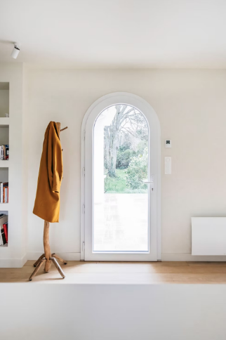 Entrée lumineuse : fenêtre cintrée ouvrant sur l’extérieur