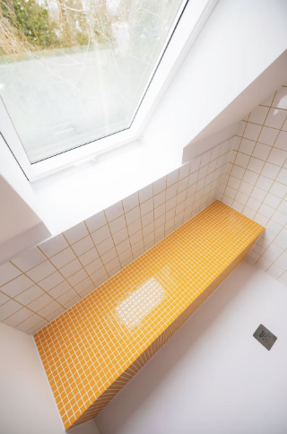 petit espace, grand confort et couleurs vives