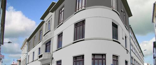 Le bâtiment réhabilité à l'angle de la rue