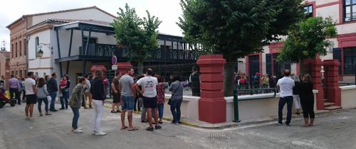 Entrée de l'école sur la rue du village