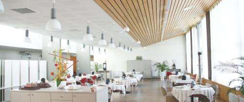 Restaurant, plafond en lames de bois et lumière naturelle