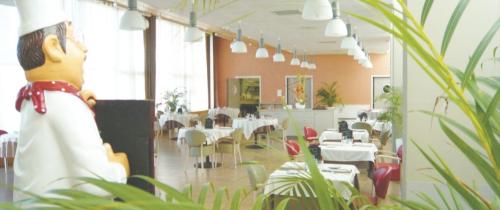 Salle de restaurant ouverte sur le jardin