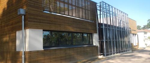 Façade bois et résille métallique organique