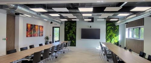 Salle intérieure avec murs végétaux en mousse