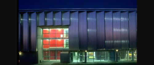 Façade vitrée illuminée la nuit