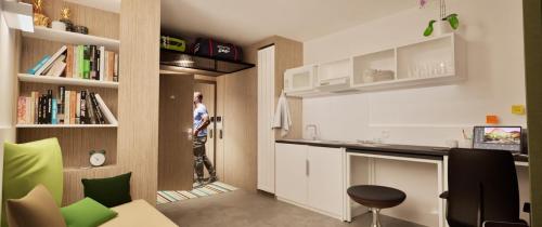 Un studio étudiant, kitchenette et coin bureau
