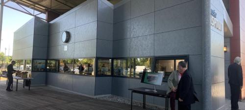Façade en fibrociment et vitrages en bandeau du musée