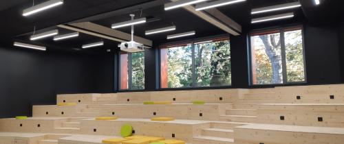 Amphithéâtre rénové en gradins bois