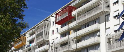 Résidence Hoche, balcons ajourés colorés en façade sud