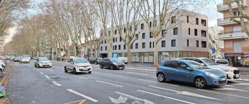 L'immeuble le long du boulevard Lascrosses