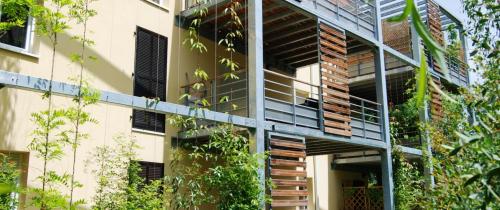 Résidence Végétale, détail des balcons bois et végétation
