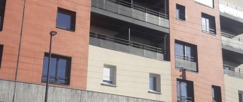 Résidences Gonin, façade brique et balcons