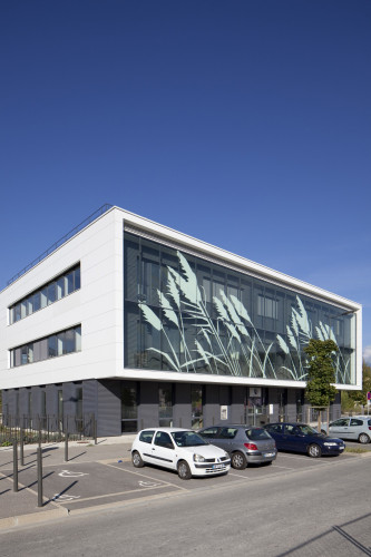 "Zac Neyrpic", un bâtiment tertiaire urbain, de verre sérigraphié, à Saint-Martin-d'Hères (38)