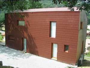RED SKIN - maison à ossature bois avec peau eternit rouge