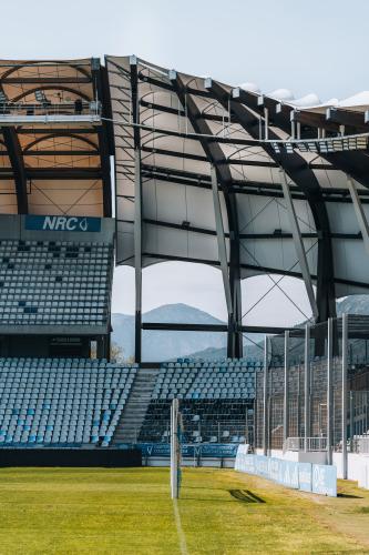 La montagne à travers les tribunes du Stade Armand-Cesari