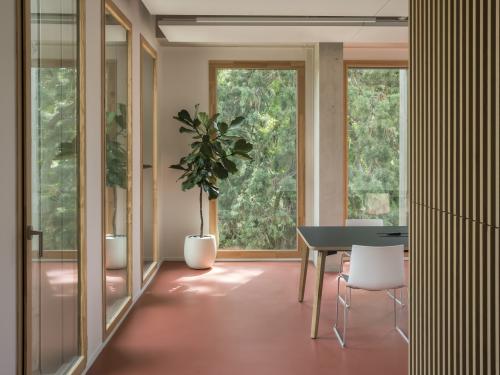 un bureau avec vue sur les arbres