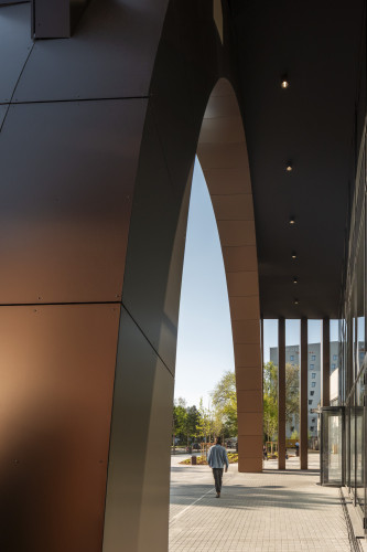 Une grande arche marque l'entrée 
