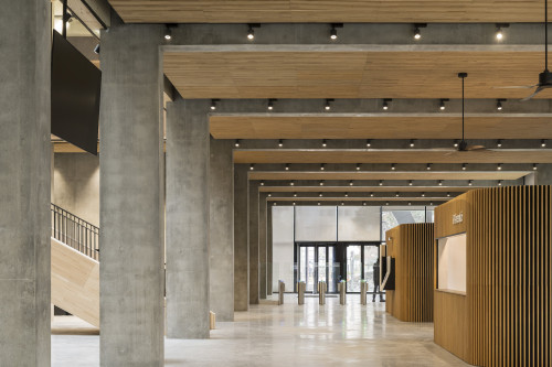 Le béton et le bois massif constituent la structure du rez-d