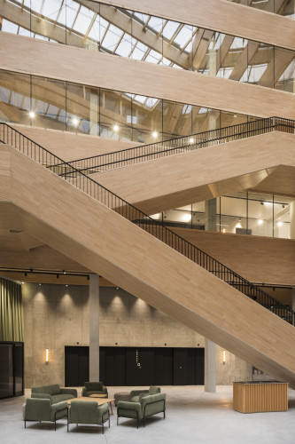 Un grand atrium constitue le centre commun de la maison.