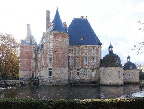 Restauration des couvertures du château de La Motte à Château-Renard.