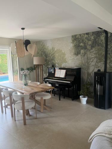 Espace salle à manger avec un papier peint panoramique 