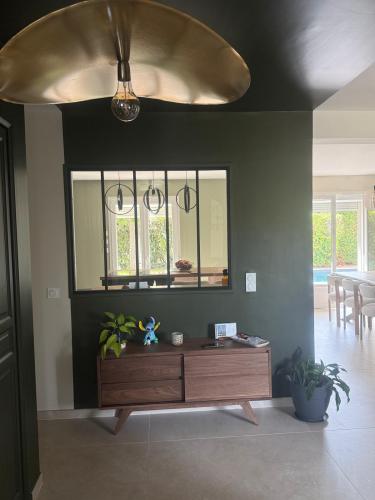 Vue depuis l'entrée avec un meuble de rangement du quotidien