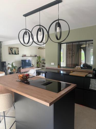 Vue sur la cuisine et l'entrée 