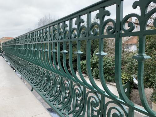 Ferronnerie ancienne et balcon filant