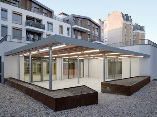 vue sur la terrasse du restaurant en coeur d'ilot