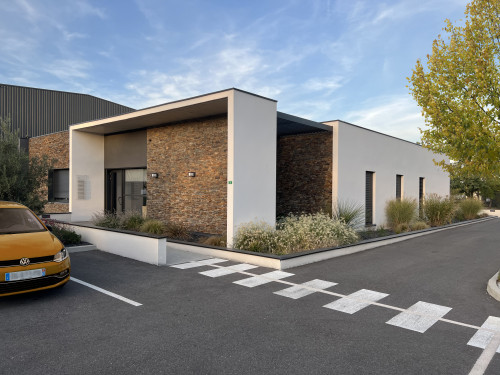 Entrée de la clinique vue depuis son parking