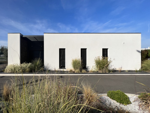 Entrée de la clinique vue depuis son parking