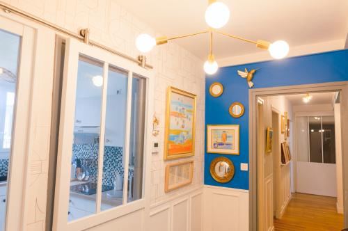 Rénovation de l'entrée d'un appartement T4 bleu Bretagne sud