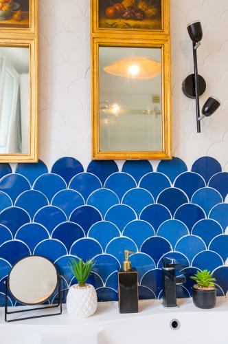 Salle de bain carrelage bleu appartement breton Quimper